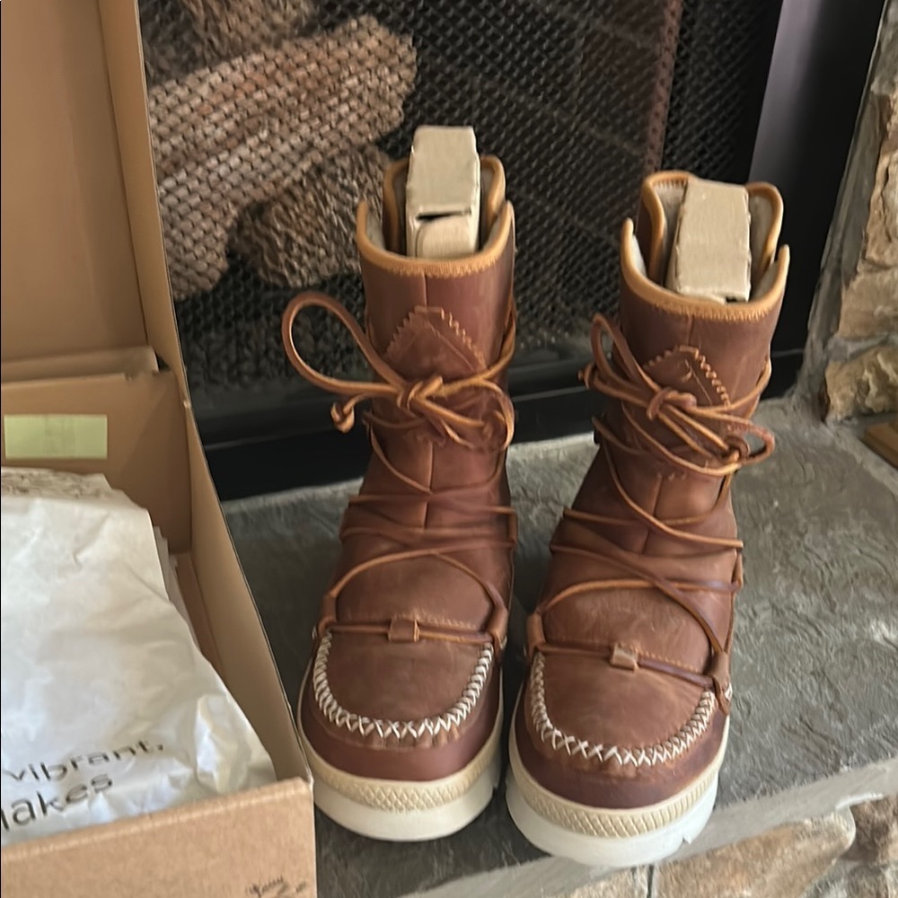 Manitobah Mukluks Women's Brown Winter Boots  NWT - Picture 2 of 7